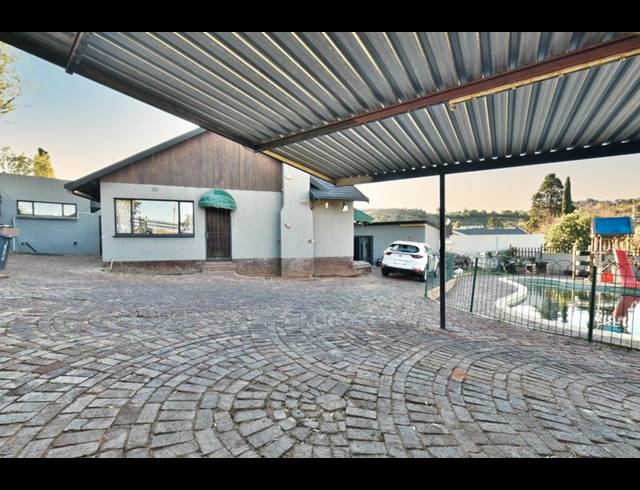 5 BEDROOM HOUSE FOR SALE IN MONDEOR